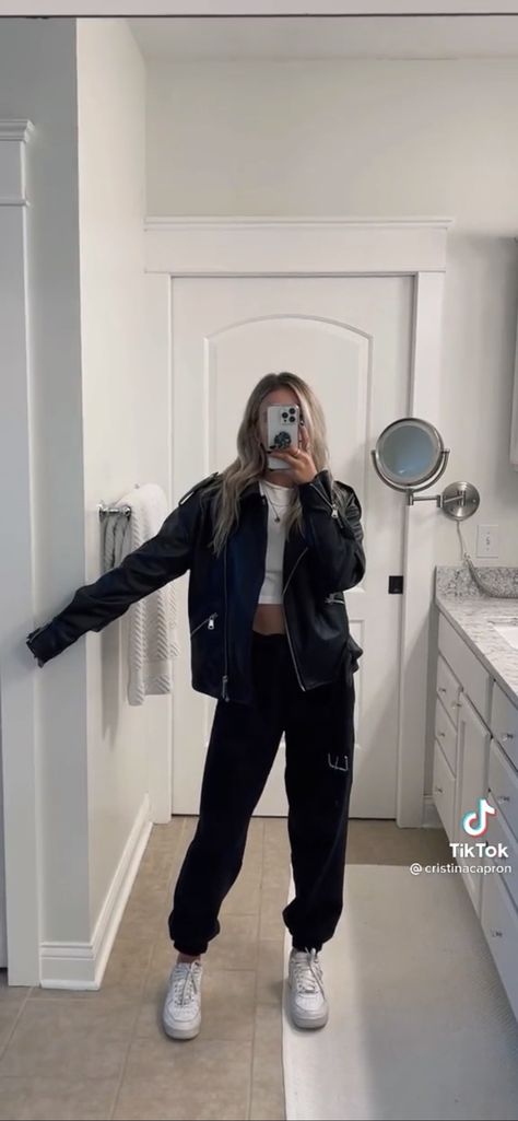 Sweatpants And Leather Jacket Outfit, Sweats And Leather Jacket Outfit, Leather Jacket With Sweatpants, Leather Jacket And Sweatpants, Leather Sweatpants Outfit, Leather Jacket Winter Outfit, Winter Outfit Nyc, Edgy Winter Outfits, Jacket Winter Outfit