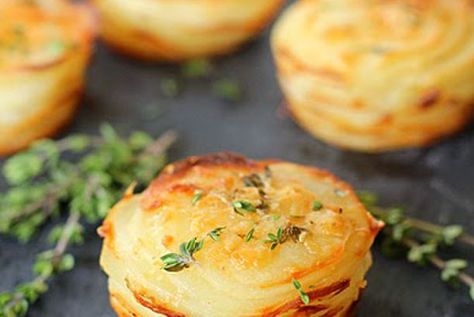 Potato Stacks with Garlic and Fresh Thyme Potato Stacks, Food Rings, Think Food, Idee Pasto Sano, Fresh Thyme, Veggie Dishes, Food Presentation, Vegetable Dishes, Side Dish Recipes