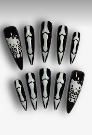 Black Nails Silver Charms, Black Nail Paint Ideas, Corpse Nails Design, Y2k Nails Trashy, Gel X Black Nails, Creepy Nails Design, Obsidian Nails, Long Gothic Nails, Emo Fall Nails