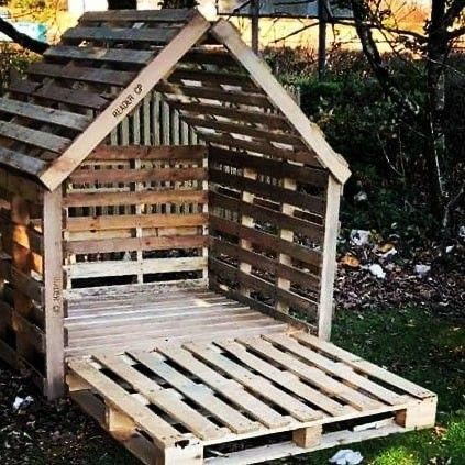 Casa In Pallet, Pallet Dog House, Pallet Playhouse, Pallet Wall Shelves, Pallet Walls, Pallet House, Dog House Diy, Pallet Decor, Wooden Pallet Projects