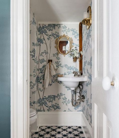 Margaret Rajic on Instagram: "This is the littlest powder room I’ve ever photographed and I’m obsessed. Shot for @leahphillipsinteriors & Styled by @jennyofficer_" Vintage Powder Room, Minimalist Powder Room, Elegant Powder Room, Traditional Powder Room, Tiny Powder Rooms, Tiny Powder Room, Contemporary Powder Room, Small Downstairs Toilet, Powder Room Sink