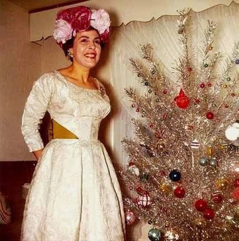 Mid-Century Women Enjoying Aluminum Christmas Trees - Flashbak 60s Christmas, Aluminum Tree, Christmas Tree Store, Figgy Pudding, Vintage Christmas Photos, Aluminum Christmas Tree, Ghost Of Christmas Past, Paris Hotel, Tinsel Tree