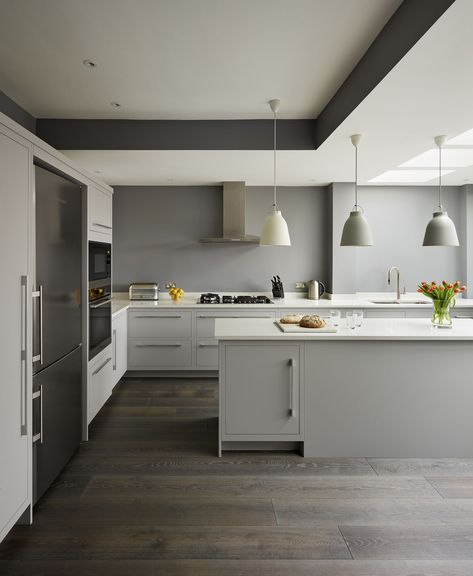 Another brilliant way to update a kitchen is by opting for dark flooring. It's a great option when you want to keep your cabinets light and fresh. Choose from dark wood, stone or a vinyl material for a standout look you will be sure to love. Image: Harvey Jones #kitchen #interiors #design #larder #house #home Dark Kitchen Ideas, Scavolini Kitchens, Dark Flooring, Grey Kitchen Floor, Серая Кухня, Dark Grey Kitchen, Dark Floors, Kitchen Interiors, Kitchen Cabinets Decor