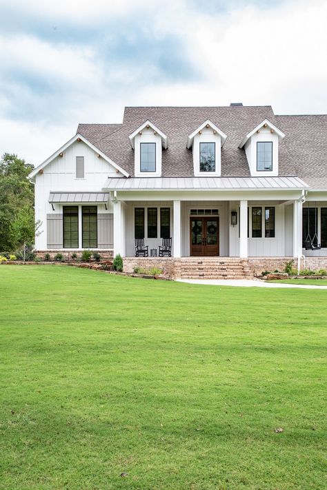 White Farmhouse With Brick Porch, White And Brick Farmhouse Exterior, Low Country House Exterior, White Brick Modern Farmhouse, Oyster Pearl Brick, Transitional Farmhouse Exterior, Brick Farmhouse Exterior, Coastal Farmhouse Exterior, Lowcountry Farmhouse