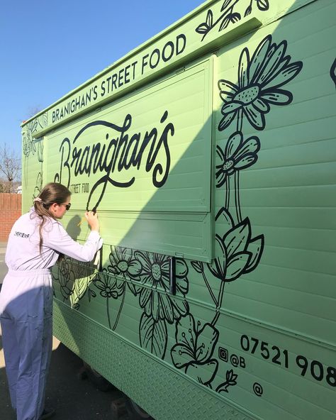 Love an outdoor mural when the skies are this blue! If your food truck is looking a little drab we can make it unique 💚🌸 Acai Food Truck, Acai Recipes, Outdoor Mural, Smoothie Bar, Roof Design, Food Truck, Smoothie, Make It, Roof