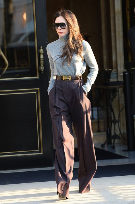 Victoria Beckham Paparazzi, Victoria Beckham Outfits 2023, Victoria Beckham Aesthetic, Victoria Beckham Style 2023, Victoria Beckham 2024, Victoria Beckham Style 90s, Victoria Beckham Winter Style, Victoria Beckham 2023, Quiet Luxury Fashion