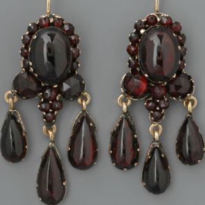 Bohemian garnets Victorian Earrings Antiques, Garnet And Gold, Edwardian Jewelry, Red Jewelry, Garnet Jewelry, Garnet Earrings, Victorian Jewelry, Vintage Jewels, Fantasy Jewelry