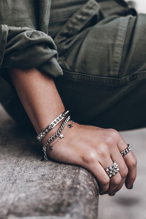 Jellewery Photography, Bracelet Poses, Lifestyle Jewelry Photography, Bracelet Photography Ideas Products, Jewelry Photography Model, Cartier Jewelry Photography, Bracelet Editorial, Bracelet Product Photography, Necklace Lifestyle Photography