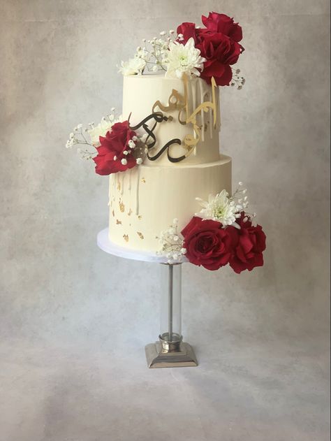 Red Gold And White Wedding Cake, Red Wedding Cake Elegant, Gold And Red Wedding Cake, White Elegant Wedding Cake, White And Red Wedding Cake, Red And Gold Wedding Cake, Red And Gold Cake, Red And White Wedding Cake, Wedding Cake With Red Roses