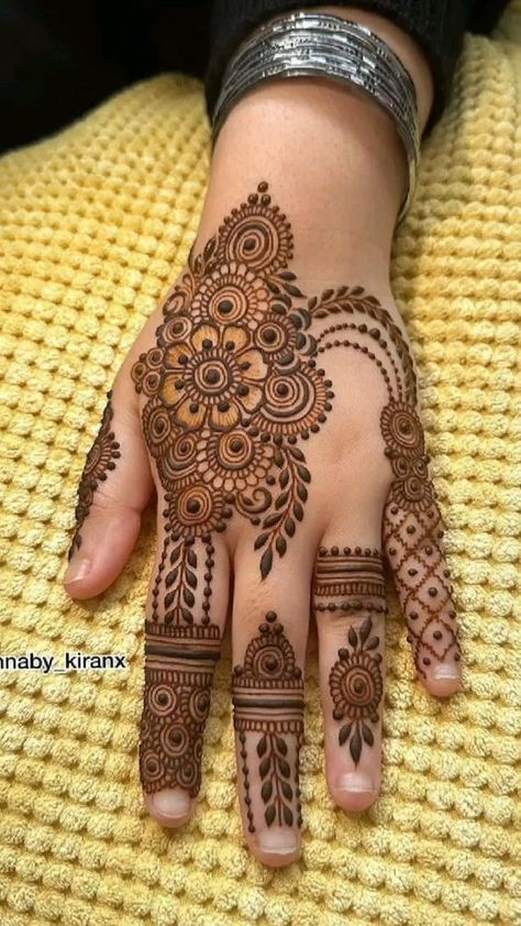 Beautiful Simple Mehndi Design, Tato Henna, मेहंदी डिजाइन, Mehndi Designs Bridal Hands, Henna Tattoo Designs Hand, Mehndi Designs For Kids, Tattoo Henna, Very Simple Mehndi Designs, Simple Mehndi Designs Fingers