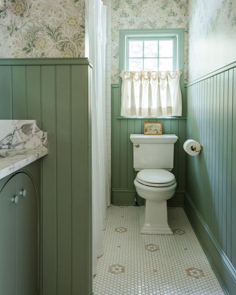 The Misfit House on Instagram: “Just so dang sweet. 📷 @kristinkarch #projectmillyheights” English Cottage Bathroom, The Misfit House, Cottage Core Bathroom, Misfit House, Modern Country Decor, Small Bathroom Design Ideas, Lake House Bathroom, Cottage Bathroom Ideas, Primitive Bathrooms