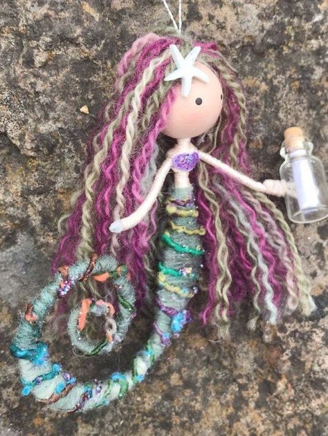 Summer Crafts For Adults, Seahorse Ornament, Dolls Handmade Diy, Mermaid Crafts, Mermaid Ornament, Fairy Art Dolls, Mermaid Fairy, Yarn Dolls, Bendy Doll