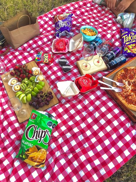 Picnic Aesthetic Playa, Picnic Ideas With Boyfriend, Ideas De Picnic Aesthetic, Pinic Romantico Aesthetic, Picnic Aesthetic Cumpleaños, Ideas Para Picnic En Pareja, Dia De Campo Picnic Ideas, Picnic Aesthetic Romantic, Picnic With Boyfriend