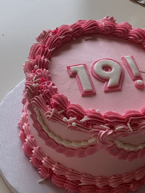 Nineteenth Birthday Ideas, Pink 19th Birthday Cake, Nineteenth Birthday Cake, Pink Round Cake Birthday, Pink Circle Birthday Cake, Circle Cakes Birthday, Publix Cakes Birthday, Vintage Cake Circle, Vintage Cake Round