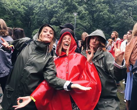 Hinterland Outfit Ideas, Raining Festival Outfit, Wet Weather Festival Outfit, Rain Festival Outfit, Hinterland Music Festival Outfits, Rainy Festival Outfit Cold, Rain Outfits For Women, Festival Outfit Rain, Rainy Festival Outfit