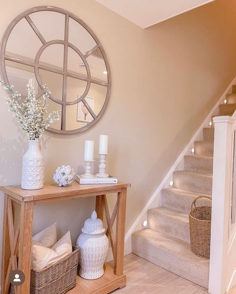 Beige Hallway Decor, Stairs To Living Room, Cream And Gold Hallway Ideas, Hallway Small Apartment, Oak Hallway Ideas, Enterance Idea With Stairs, Hall Ways Decor, Country Style Hallway, Up The Stairs Decor