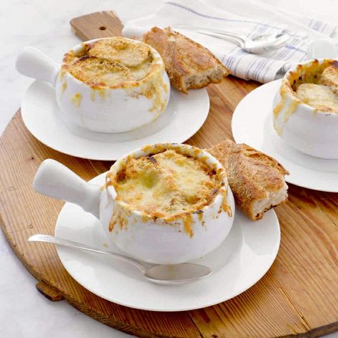 Sopa francesa de cebolla vía Martha Stewart   #food #foodie #yummy #instagood #soup #lunch Vegetarian French Onion Soup, Homemade French Onion Soup, Martha Stewart Recipes, French Onion Soup Recipe, Onion Soup Recipes, Comfort Soup, French Onion Soup, Bowl Of Soup, Jambalaya