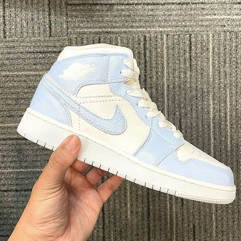 Blue And White Jordans, Buty Jordan, Custom Air Jordan 1, Custom Air Jordan, Boty Nike, Blue Jordans, Nike Shoes Girls, Jordan Shoes Girls, Preppy Shoes