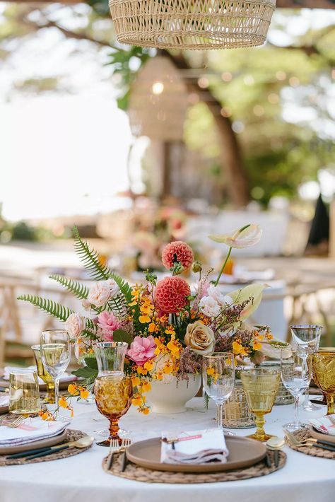 Round Table Centerpieces Wedding, Round Table Centerpieces, Round Wedding Tables, Wedding Floral Arrangements, Beautiful Wedding Centerpiece, Boho Wedding Photography, Photo Booth Backdrop Wedding, Table Arrangements Wedding, Simple Wedding Centerpieces