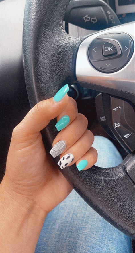 Cute Cowgirl Nail Ideas, Cow Acrylic Nails Short, Country Nail Ideas Acrylic, Country Theme Acrylic Nails, Short Acrylic Nails Designs January, Dip Powder Nails Country, Cute Cowprint Nail Designs, Cute Summer Country Nails, Nails Design Cow Print