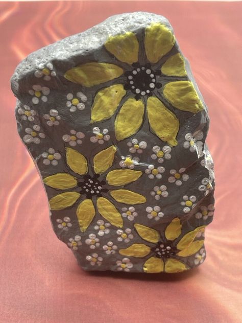 Hand Painted Rock, Gray Yellow Daisy Flowers, Pebble Stone Painting Art, Sealed Painted Garden Stepping Stones, Large Painted Rocks Ideas, Painted Rocks Fall Theme, Unique Rock Painting, Mom Rocks Painted Stones, Nature Painted Rocks, Sunflower Rock Painting, Rock Painting Ideas Flowers, Rock Painting Ideas For Garden