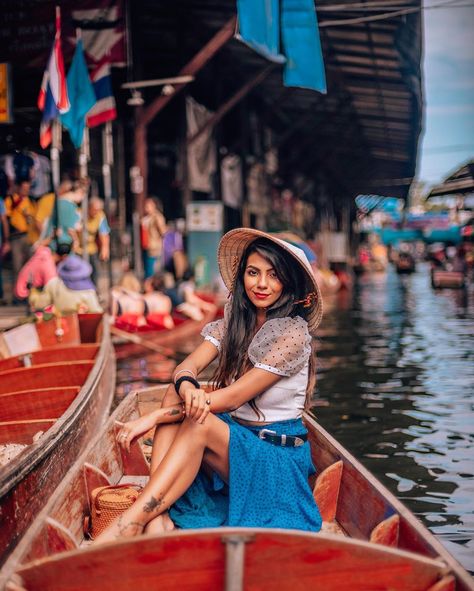 Damnoen Floating Market , Thailand - top things to do in Bangkok , instagrammable places in Bangkok Damnoen Saduak Floating Market, Bangkok Photo Ideas, Thailand Poses, Bangkok Photoshoot, Vietnam Pictures, Thailand Floating Market, Floating Market Bangkok, Bangkok Outfit, Bangkok Photos