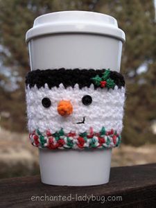 Free Easy Crochet Patterns for Christmas Themed Cup and Mug Cozies. Coffee Cozy Pattern, Cup Cozy Crochet Pattern, Cup Cozy Pattern, Crochet Mug Cozy, Crochet Coffee Cozy, Crochet Cup Cozy, Cozy Pattern, Crocheting Patterns, Crochet Snowman