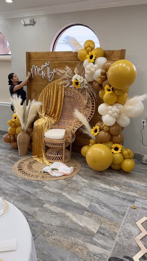 Minimalist Birthday Decor, Bee Themed Gender Reveal, Bee Baby Shower Decoration, Sunflowers And Bees, Theme Bapteme, Minimalist Birthday, Deco Ballon, Honey Bee Baby Shower, Sunflower Baby Showers