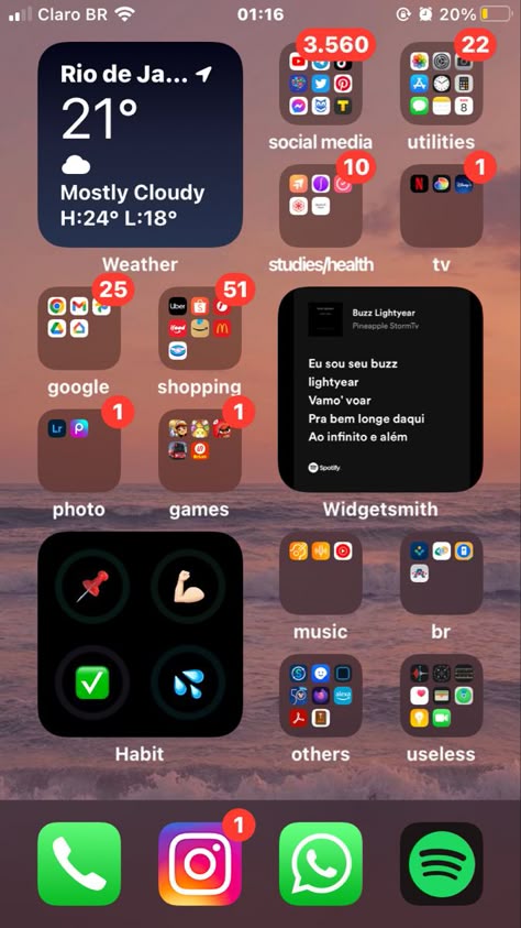 Iphone Style Home Screen, Organizing Phone Apps Aesthetic, Iphone Se 2020 Wallpaper, Iphone Se Aesthetic, Iphone Customization Ideas, Iphone Se Wallpaper, Iphone Aesthetic Organization, Iphone Storage Full, How To Clean Iphone