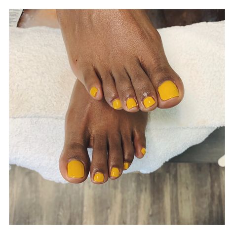 Yellow Pedicure, Sns Manicure, Yellow Toes, Yellow Toe Nails, Fast Makeup, Yellow Nail Art, Polished Nails, Toe Polish, Vintage Nails