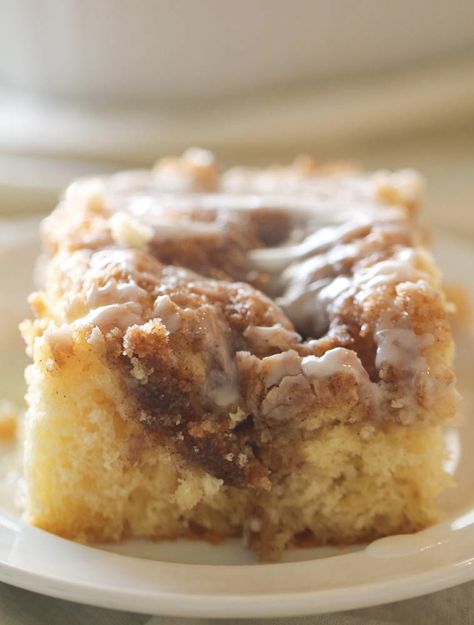 Sweet Rolls Recipe Easy, Bun Cake Recipe, Cinnabon Cinnamon Roll Cake, Cake Mix Coffee Cake, Cinnabon Cake, Cinnamon Bun Cake, Cinnamon Streusel Coffee Cake, Cake Recipe Easy, Bun Cake