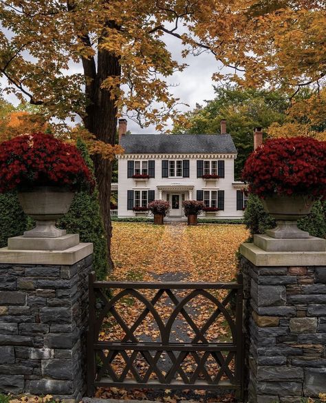 English Colonial House Exterior, Colonial House Exterior Brick, New England Colonial House Exterior, Colonial Style Home Exterior, Brick Colonial House Exterior, Colonial Homes Exterior, New England Colonial House, Southern Colonial Homes, Dutch Colonial Exterior