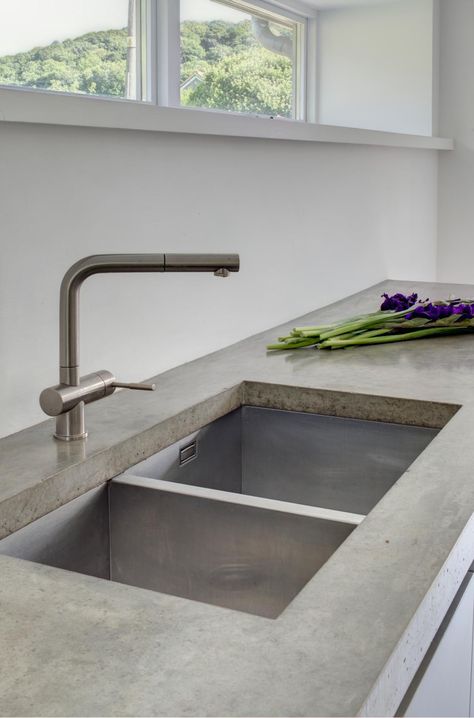 This mixed concrete and oak kitchen is perfectly minimalist by Roundhouse Design Concrete Benchtop Kitchen, Microcement Kitchen, Athens Apartment, Designer Kitchen, Central Kitchen, Kitchen Company, Concrete Kitchen, Extension Ideas, Rental House