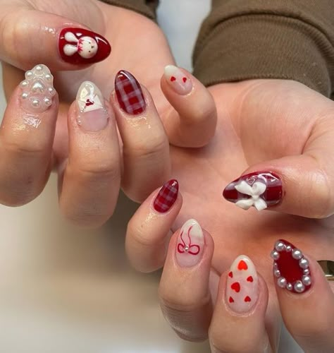 Red Miffy Nails, Gel Nails Short Christmas, Kawaii Fall Nails, Nail Inspo Kawaii, Christmas Gel Nails Short, Holiday Nails Almond Shape, Dark Green Christmas Nails, Decora Nails, Horror Nails