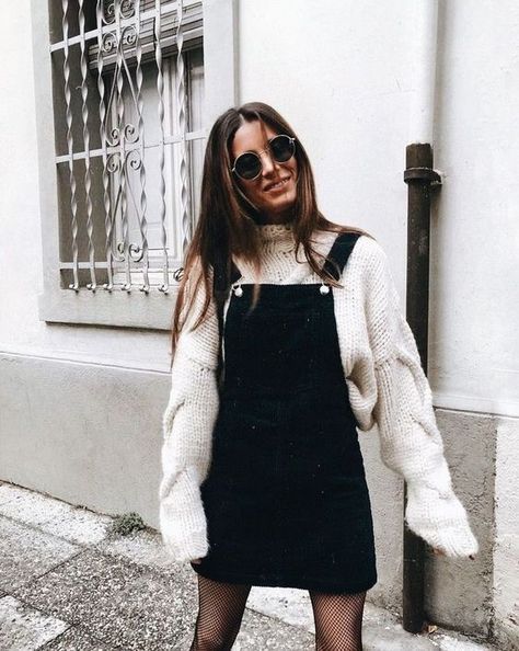 How to Wear Overalls: An Easy and Current Style Guide Black Overall Dress, Look Grunge, White Cable Knit Sweater, Outfit Inspiration Women, Jeans Overall, Denim Overall Dress, Women Fashion Edgy, Transition Outfits, Black Women Fashion