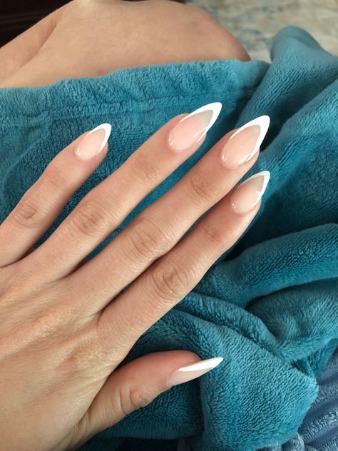 Pointy Nail French Tip, White French Tip Nails Pointy, French Manicure Stilleto, French Manicure Pointy Nails, V Tip French Nails Almond, French Manicure V Shape, Thick White French Tip Nails Almond, French Tip Nails Pointy, Triangular French Tip Nails