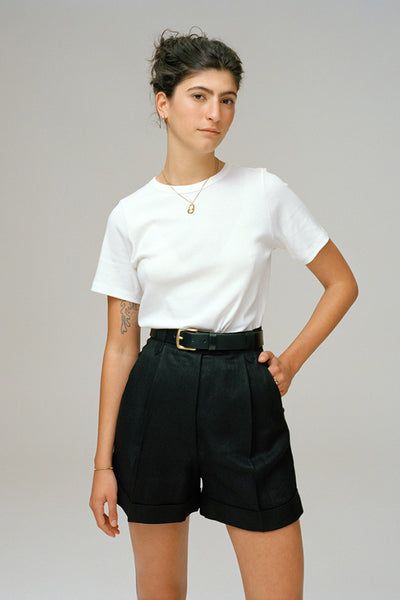 Tailored Shorts Outfit, Linen Shorts Outfit, Black Linen Shorts, Look Office, Shorts Outfit, Tailored Shorts, Outfits Verano, Black Linen, Linen Shorts