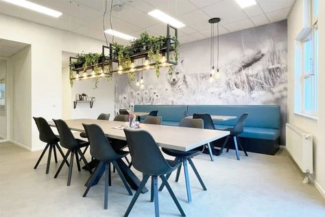 Work Lunchroom Design, Office Break Room Tables, Office Lunch Room Design, Work Lounge Office Break Room, Lunch Room Ideas, School Staff Room Ideas, Ruang Bk, Small Staff Room Ideas, Staff Room Design