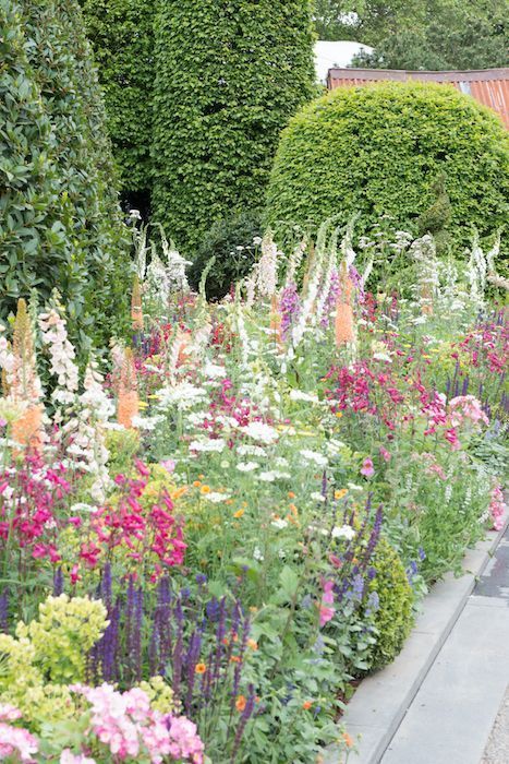 Victorian Garden Landscaping, Edge Garden, Summer Border, Plant Combos, Victorian Gardens, Rhs Chelsea Flower Show, Border Ideas, Garden Border, Yard Landscape