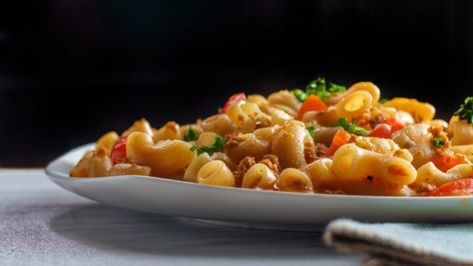 This beef mince chop suey is so delicious and easy, making it a fantastic mid-week meal. Macaroni Chinois, American Chop Suey, Sauce Spaghetti, Chop Suey, Thai Food, Keto Recipes Easy, So Delicious, How To Dry Oregano, Kimchi