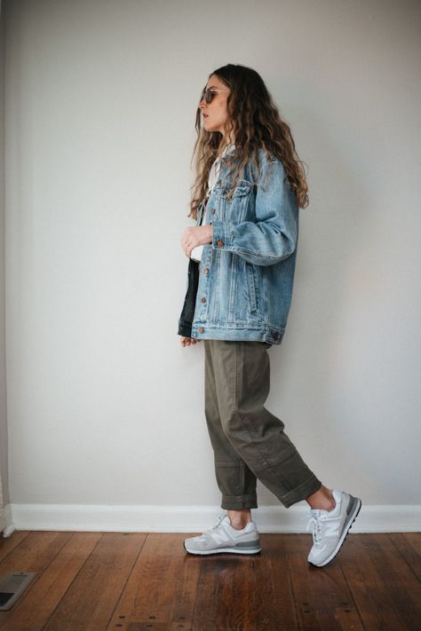 Outfits With Green Cargo Pants - Stitch & Salt Outfit With Green Cargo Pants, Outfits With Green Cargo Pants, Therapist Outfit, Green Jacket Outfit, Green Pants Outfit, Cold Fashion, Spring Work Outfits, Cargo Pants Outfit, Green Cargo Pants