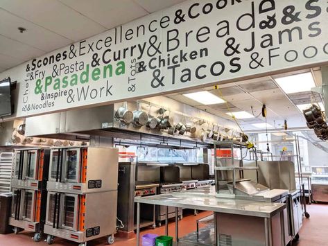 'Ghost' kitchens cook up new market - FreightWaves Kitchen Design Centre, Cloud Kitchen, Restaurant Delivery, Accent Wall Designs, Galley Kitchens, Meal Delivery Service, Restaurant Branding, Small Meals, European Food