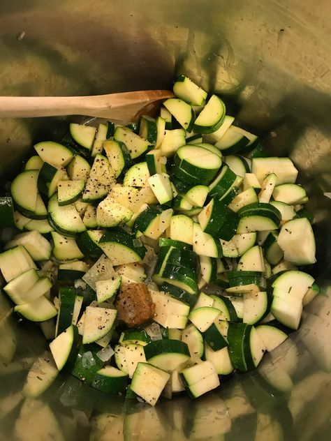 Zucchini Pasta Sauce, Zucchini Pasta Recipes, Green Zucchini, How To Cook Zucchini, Making Pasta, Zucchini Pasta, Pasta Sauce Recipes, Specialty Foods, Zucchini Recipes