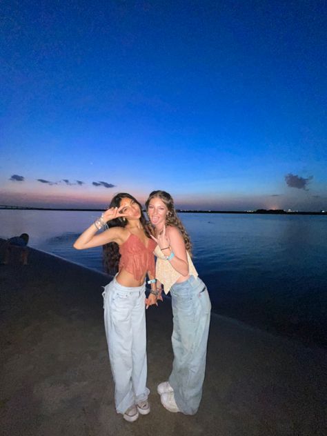 night time flicks, night photos aesthetic, beach at night, louisiana Funny Night Pictures, Cute Photos For Friends, Friends At The Beach At Night, Beach Pictures Poses Instagram Night, Nighttime Beach Photoshoot, Beach Night Photos, Cute Photos With Friends, Night Time Beach Pictures, Beach Flicks