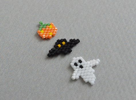 Melted Pony Beads, Halloween Beaded Jewelry, Weaving Diy, Seed Beads Diy, Bat Jewelry, Miyuki Beads Pattern, Pony Bead Crafts, Pumpkin Bead, Pony Bead Patterns