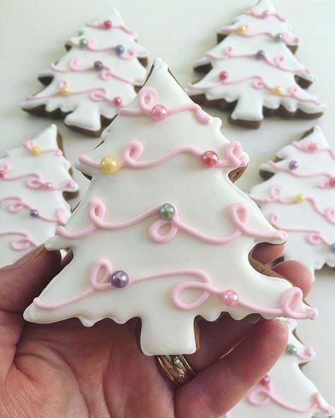 Pink Christmas Tree Cookies, Cookie Recipes Easy, Christmas Cookie Decorating, Jul Mad, Cookie Decoration, Easy Christmas Cookie Recipes, Christmas Cookie Recipes, Cake Decorator, Winter Cookie