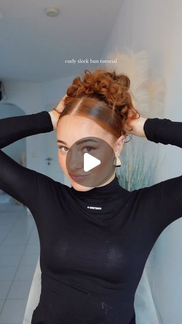 leoo on Instagram: "curly sleek bun tutorial 👩🏽‍🦱#sleekbuntutorial #sleekponytail" Cute Dance Hairstyles Updo, Cute Bun Hairstyles Curly Hair, Curly Sleek Bun, Sleek Bun Curly Hair, Sleek Dutt, Curly Hair Bun Tutorial, Prom Hair Braids, Curly Bun Tutorial, Cute Slick Back Hairstyles