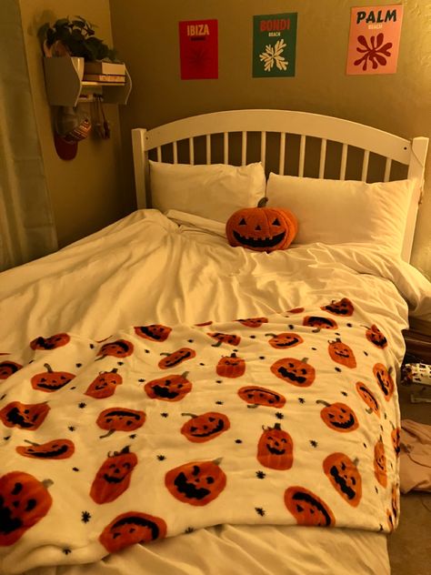 Fall, halloween, pumpkins, preppy, bed inspo Halloween Aesthetic Room Ideas, October Bedroom Decor, Halloween Bed Decor, Autumn Bedding Set, Fall Bed Ideas, Fall Vibes Bedroom, Halloween Theme Room, Halloween Aesthetic Bedroom, Wall Decor Room Ideas