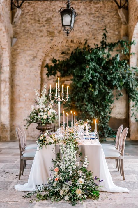 Old Romantic Wedding, Luxury Wedding Table Settings, Provence Wedding Decor, Castle Wedding Decorations, Old World Wedding Decor, Mediterranean Wedding Decor, European Wedding Aesthetic, European Inspired Wedding, French Country Side