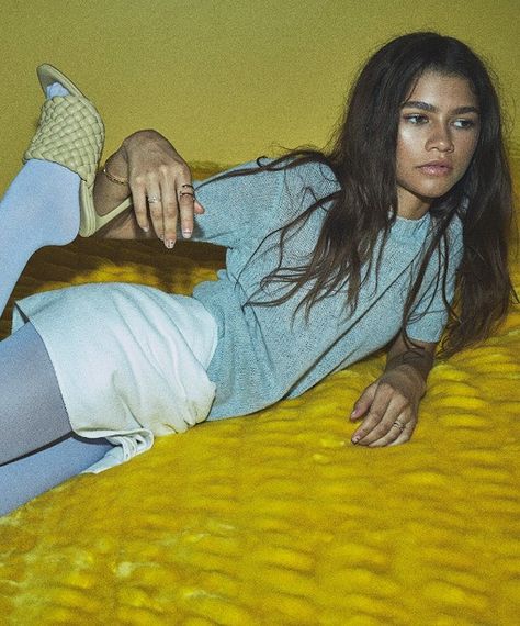 Zendaya Photo Shoot, Zendaya Poster Aesthetic, Wallpaper Poses, Zendaya Poster, Zendaya Vogue, Celebrity Photoshoots, Zendaya Aesthetic, Zendaya Photoshoot, Celebrity Posters